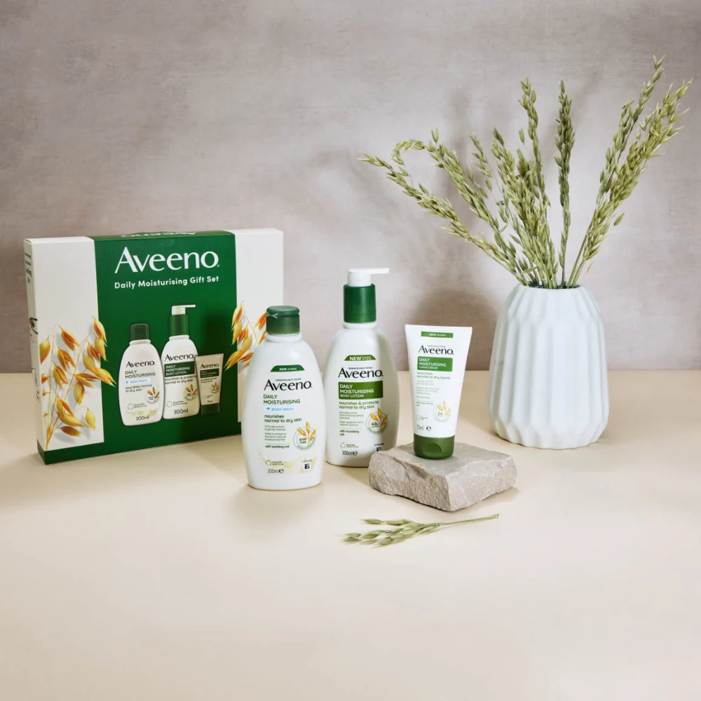 Aveeno Daily Moisture Range 3 Piece Gift Set - Image 3