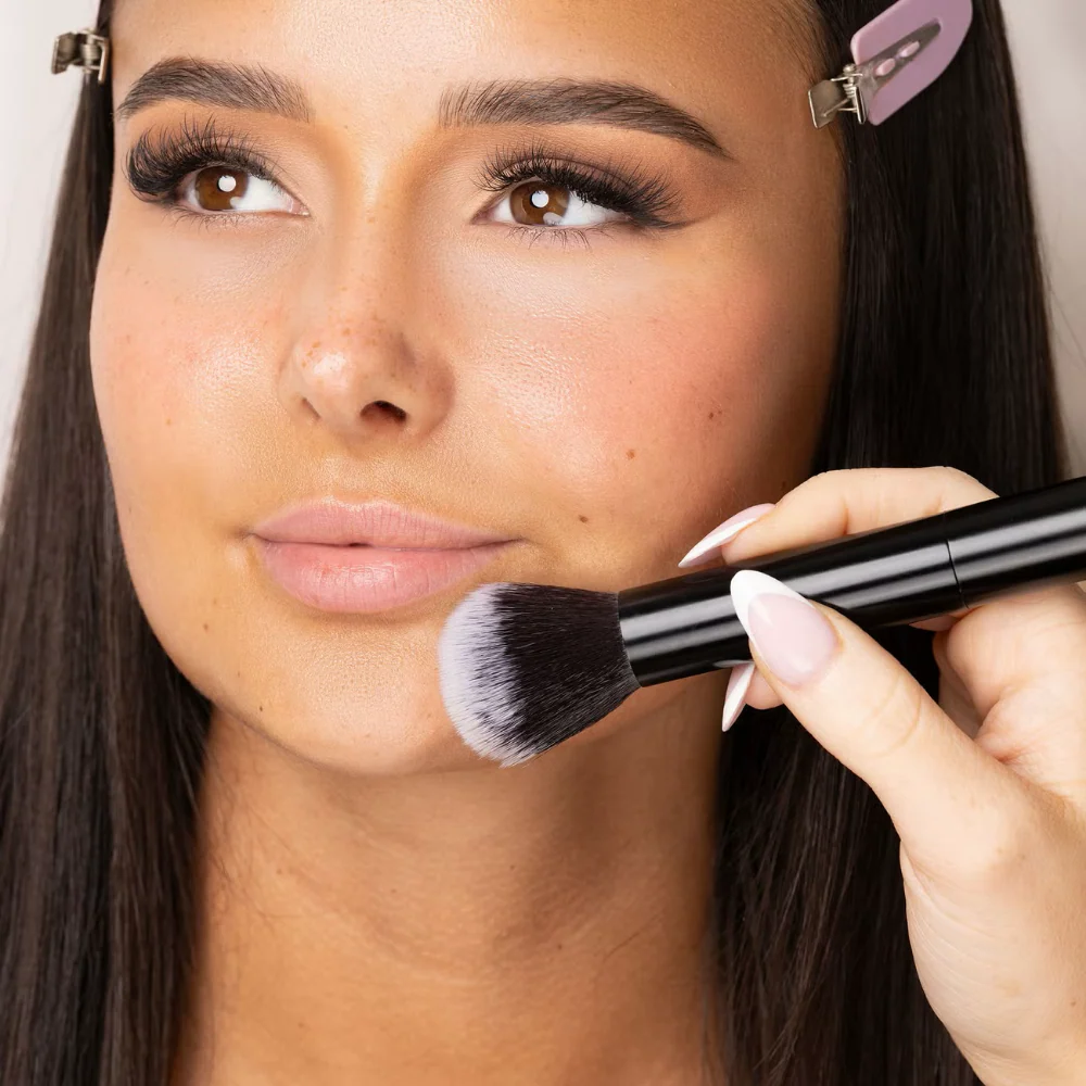 Brushworks No. 6 Double-Ended Powder & Buff Brush - Image 3