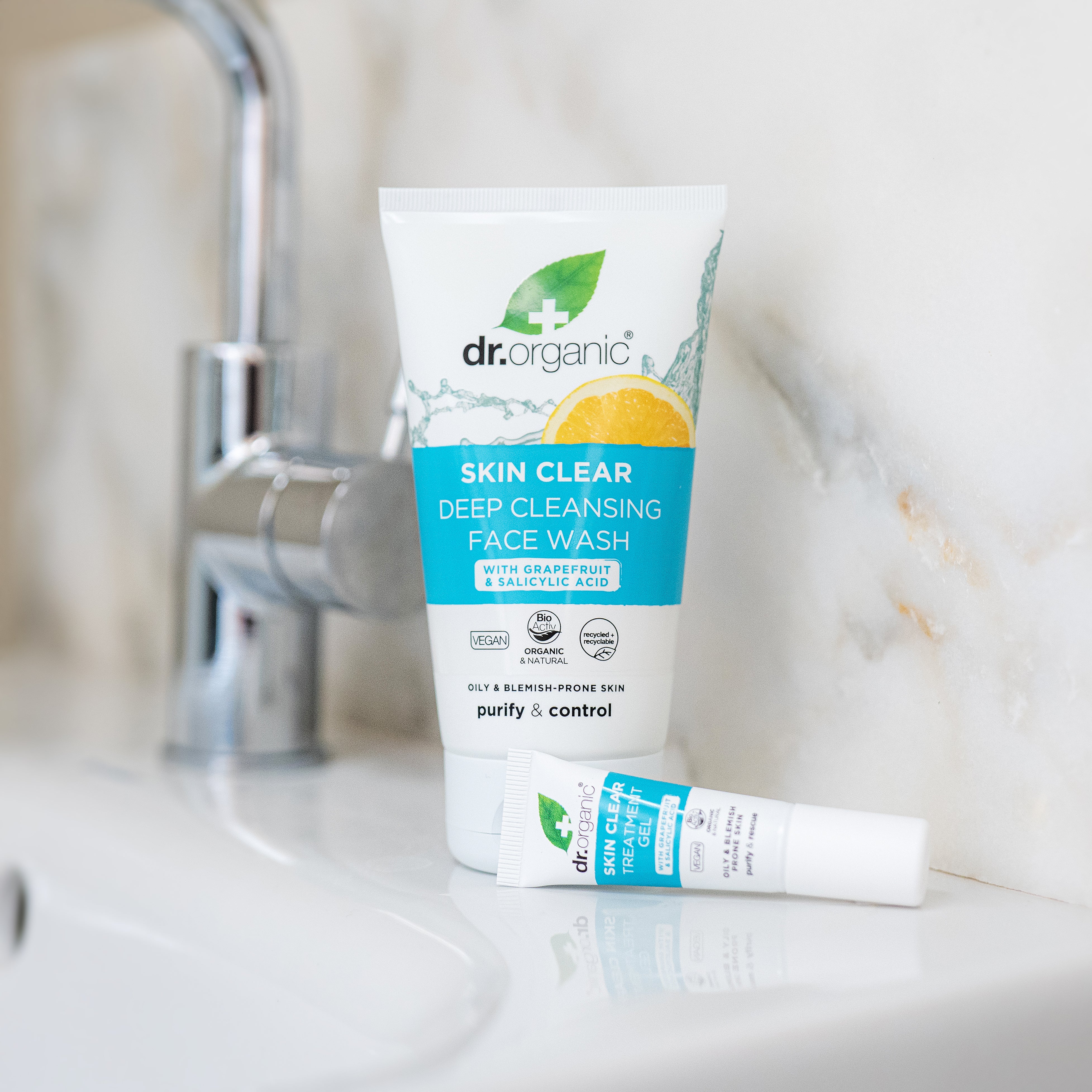 Dr. Organic Skin Clear 5-in-1 Deep Pore Cleansing Face Wash 125ml - Image 2