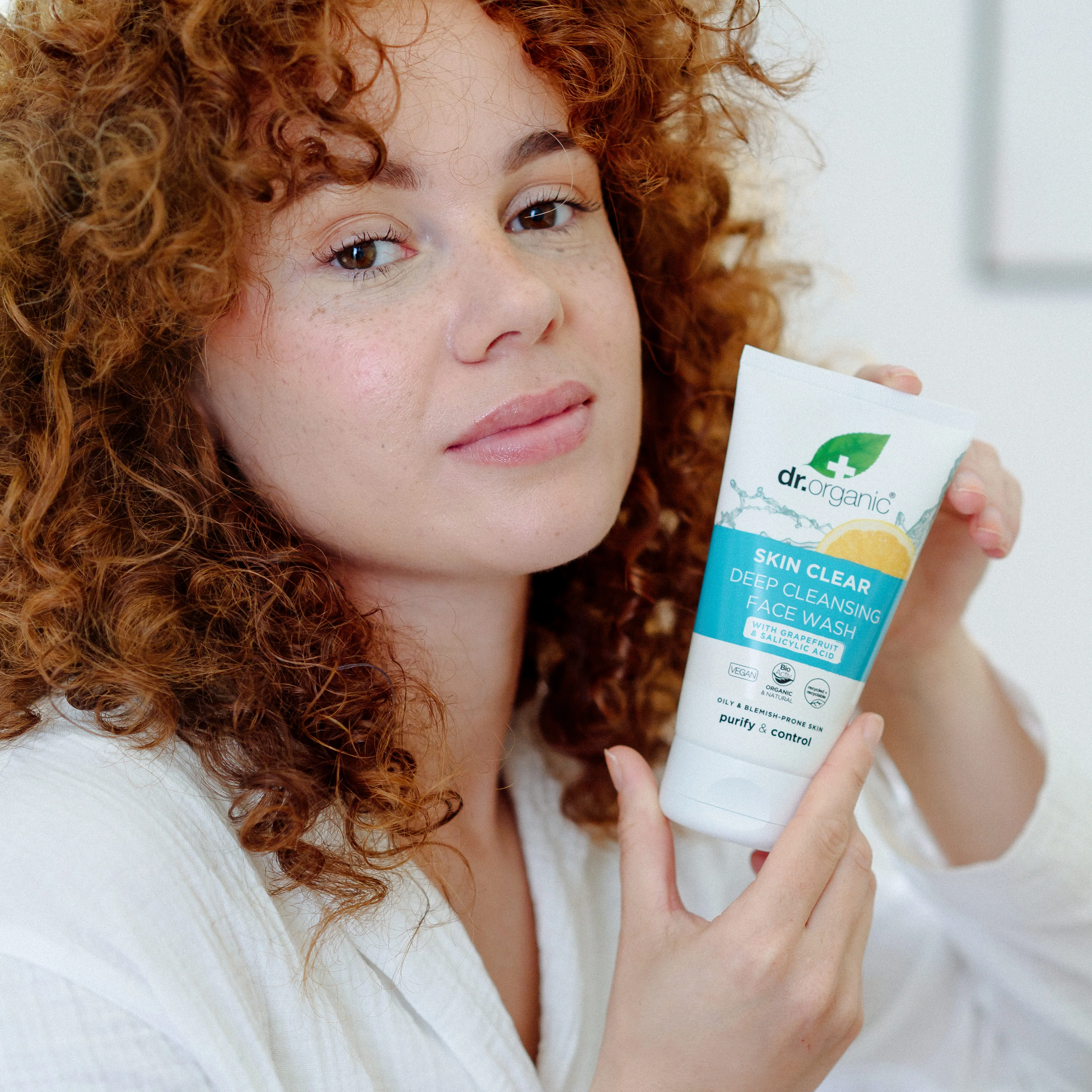 Dr. Organic Skin Clear 5-in-1 Deep Pore Cleansing Face Wash 125ml - Image 3