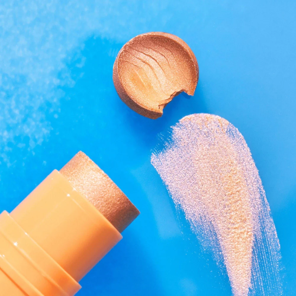Essence Baby Got Holo Glow Highlighter Stick 5g - Image 4