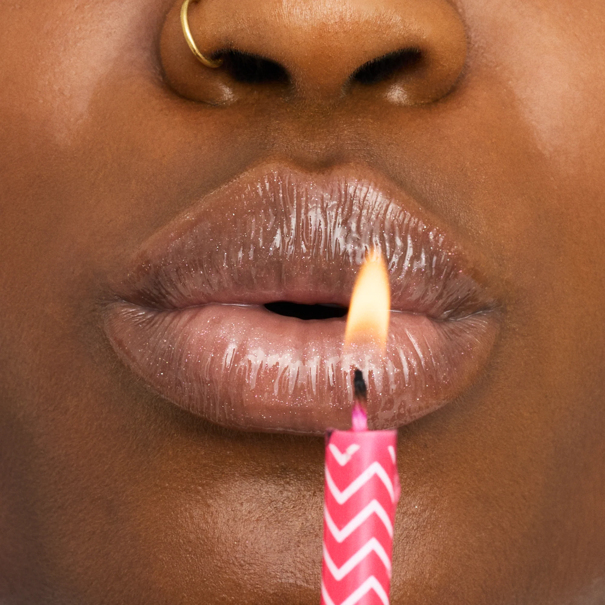 Essence Birthday Bomb Shiny Lip Gloss 01 Cake My Day 10ml - Image 4