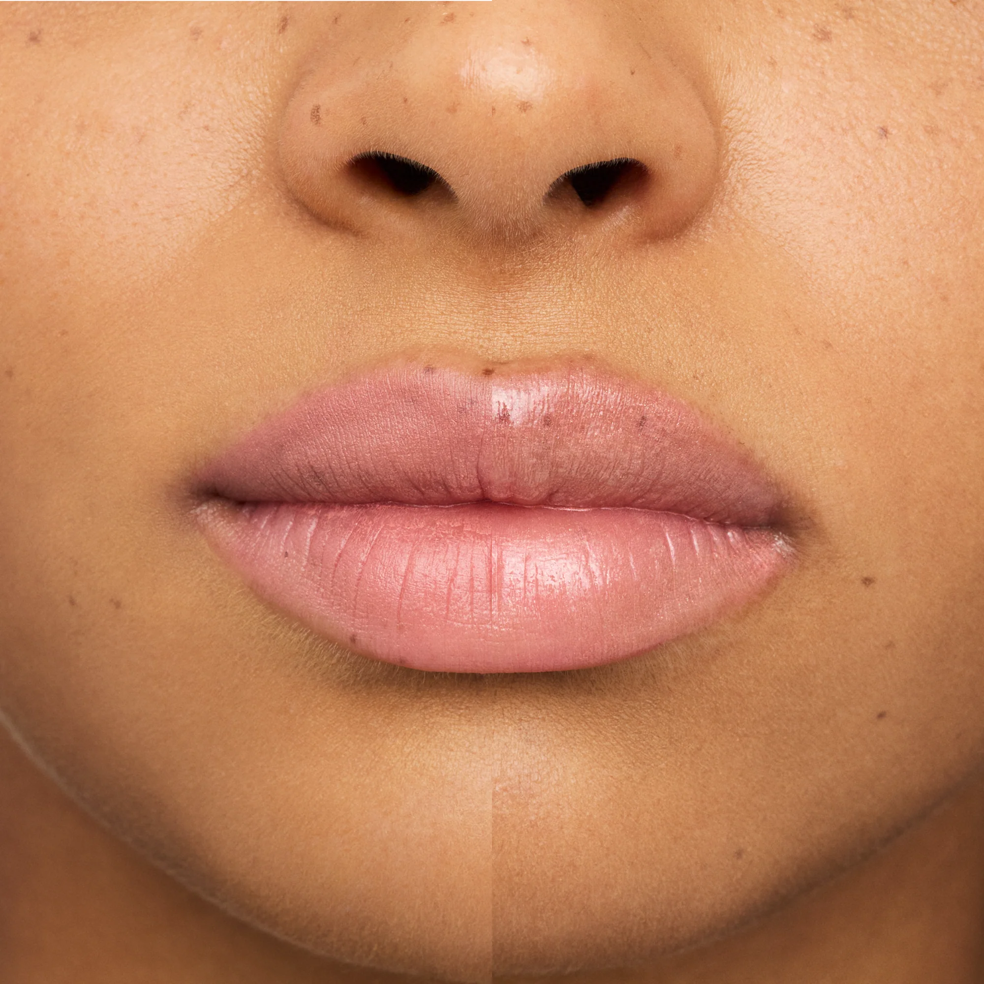 Essence Pearly Potion Multi-Reflective Lip Gloss 01 Golden Peach 2.5g - Image 3
