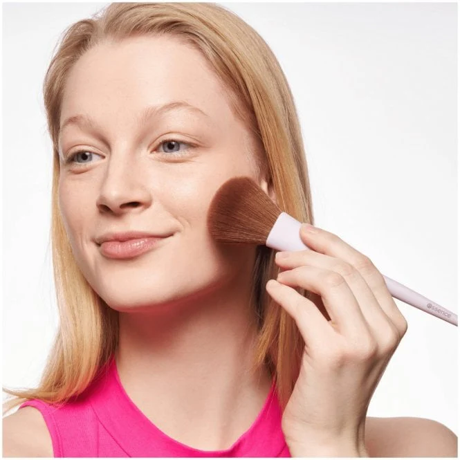 Essence Powdered Perfection Powder Brush - Image 2