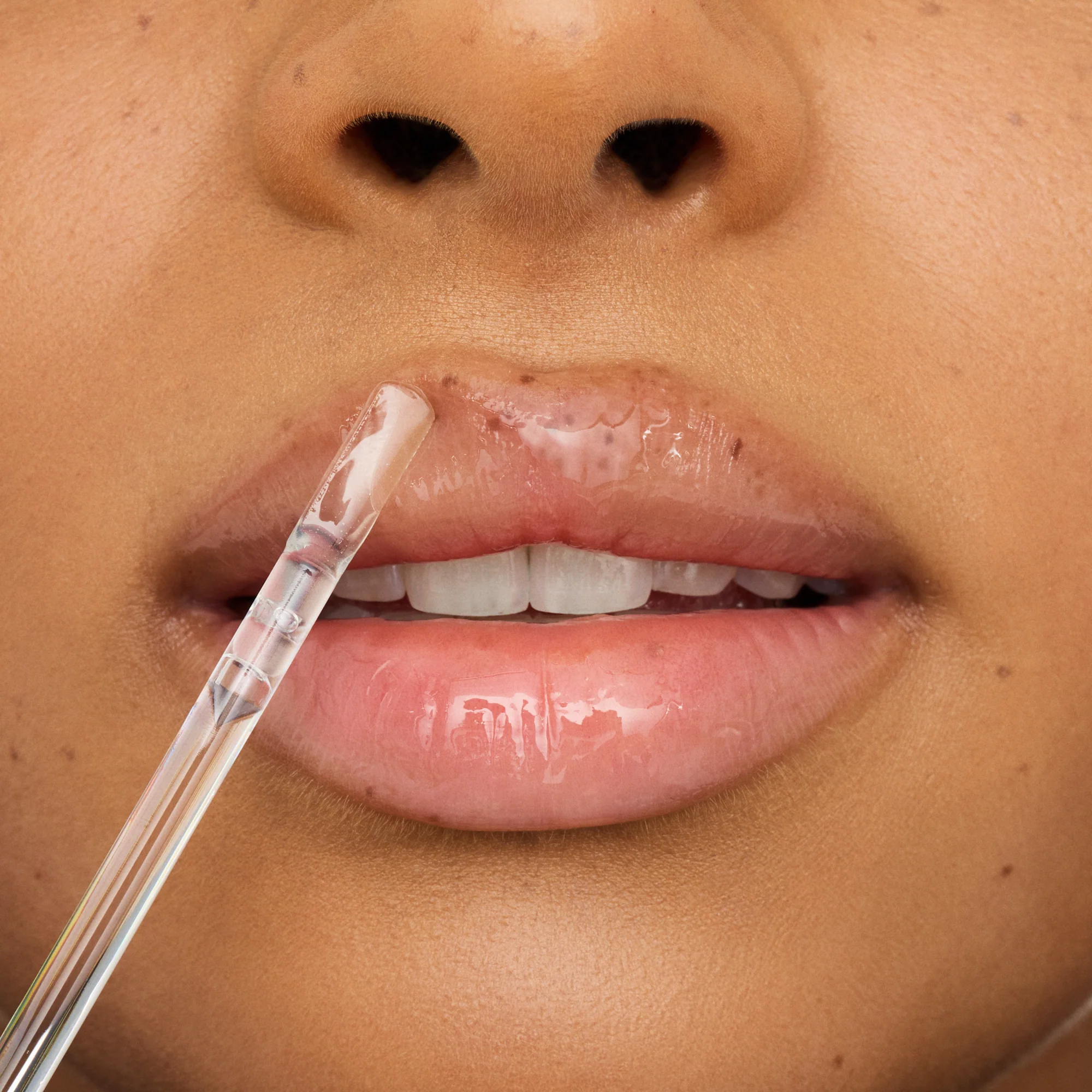Essence What The Fake Glass Shine Lip Filler 01 Oh So Glassy 4.2ml - Image 3