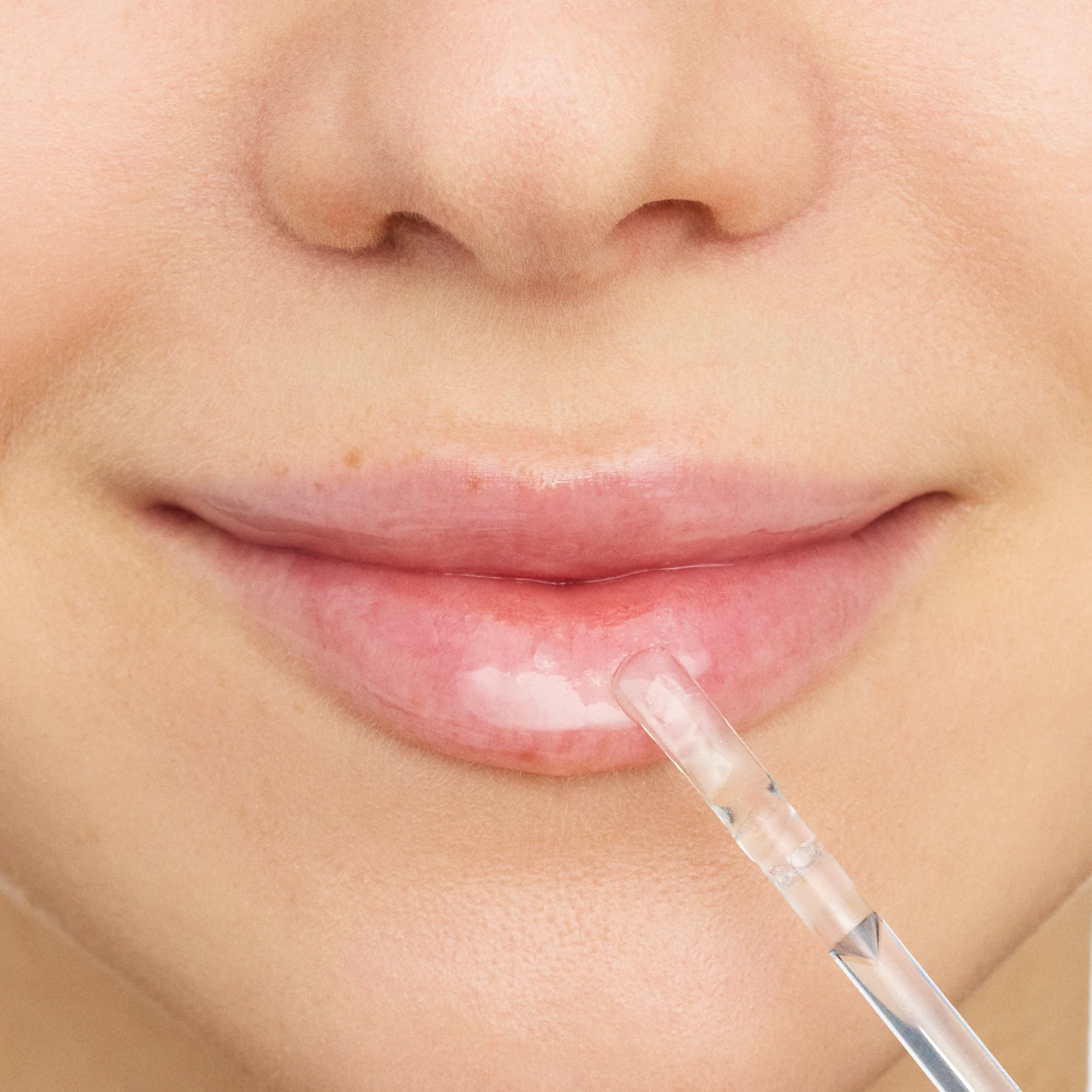 Essence What The Fake Glass Shine Lip Filler 01 Oh So Glassy 4.2ml - Image 4