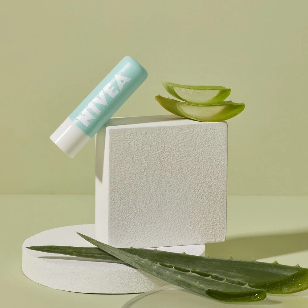 Nivea Caring Lip Scrub with Aloe Vera & Vitamin E 5.5ml - Image 2