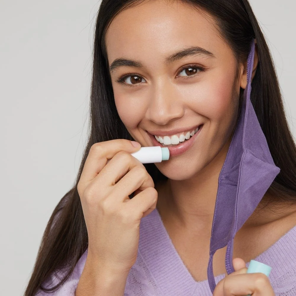 Nivea Caring Lip Scrub with Aloe Vera & Vitamin E 5.5ml - Image 3