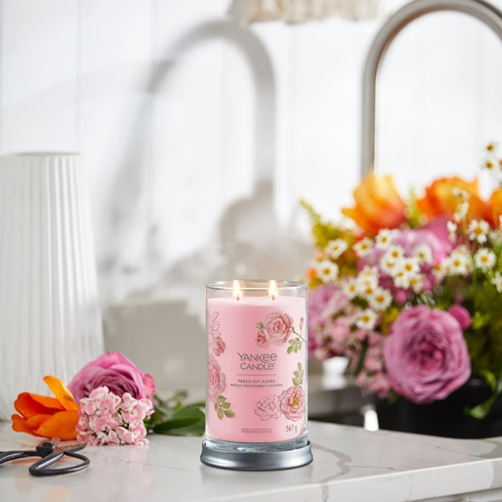 Yankee Candle Fresh Cut Roses Large Signature Tumbler Jar Candle - Image 4